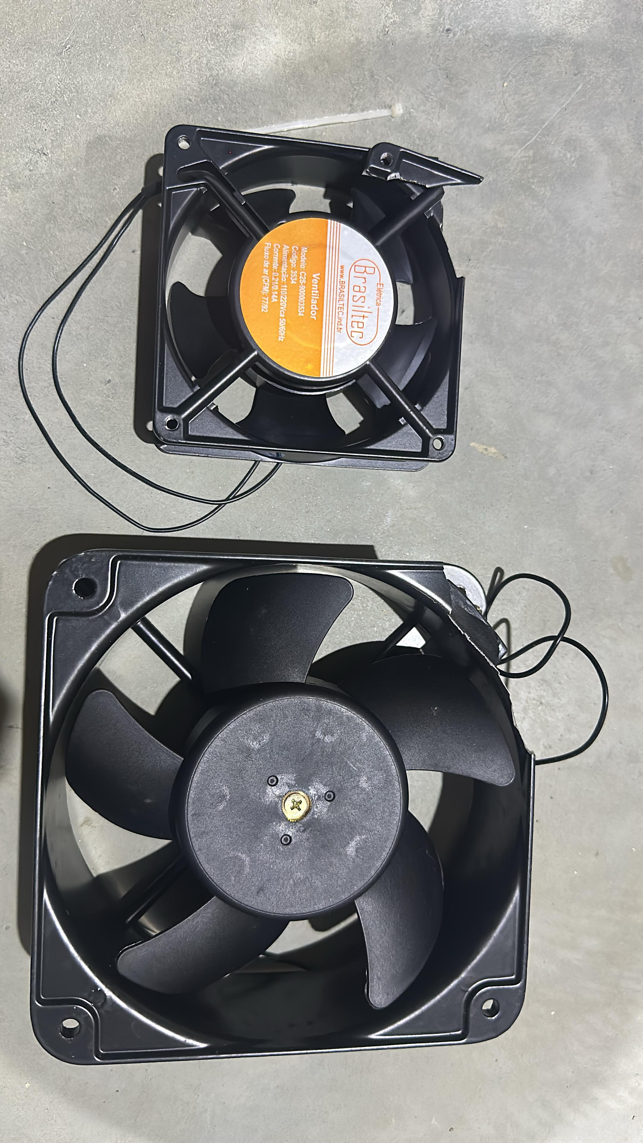 Ventilador 120X120 e 180X180 220Vca ( Carcaça com Avaria Em Uma Das Partes, Porém Funcionando Normalmente )
