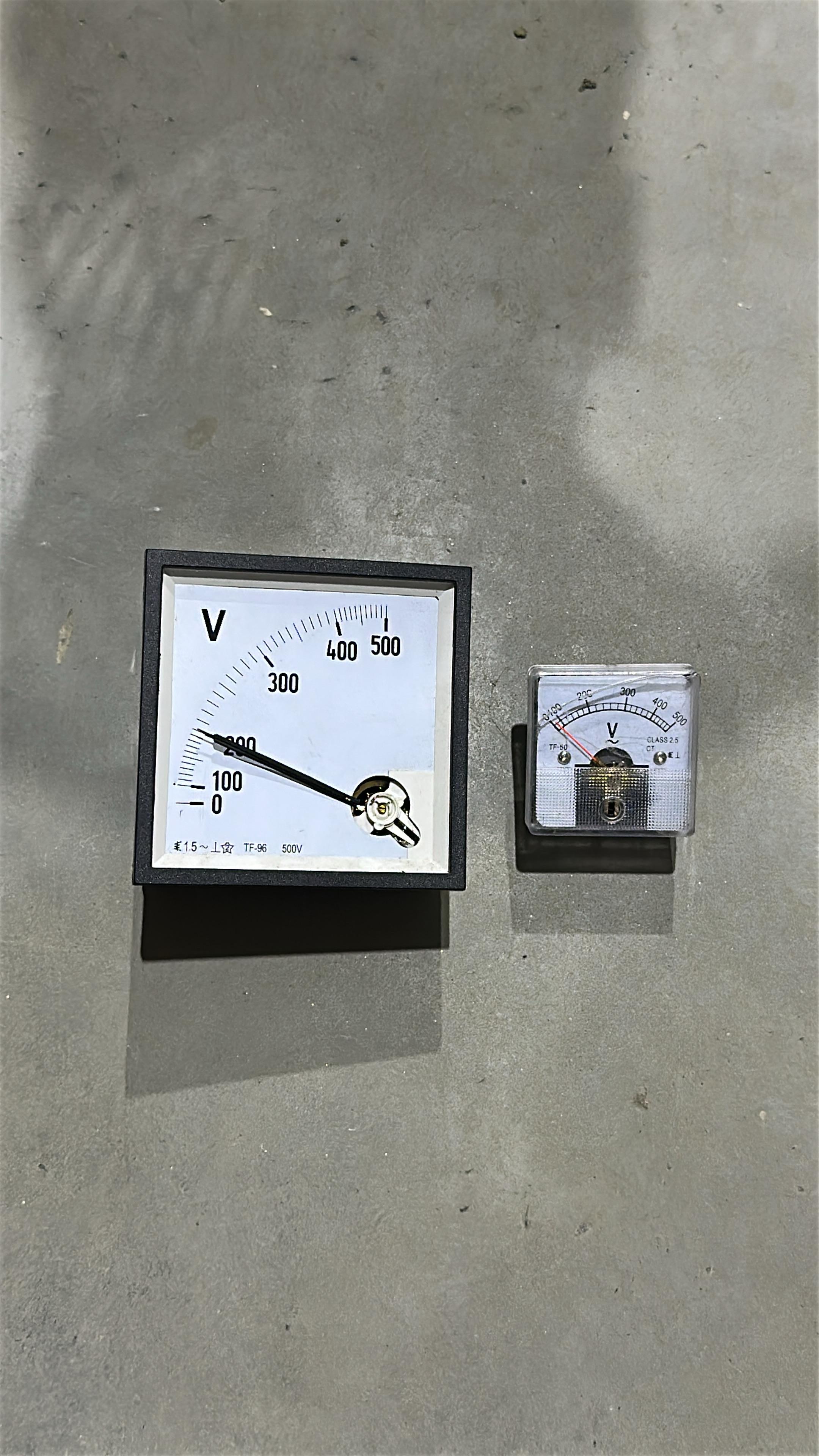 Kit 1 Voltimetro 96X96 Conexão Direta 500Vca e 1 Voltímetro 0-500Vca ( Menor Apenas Trincado O Vidro e Maior Sem Vidro )